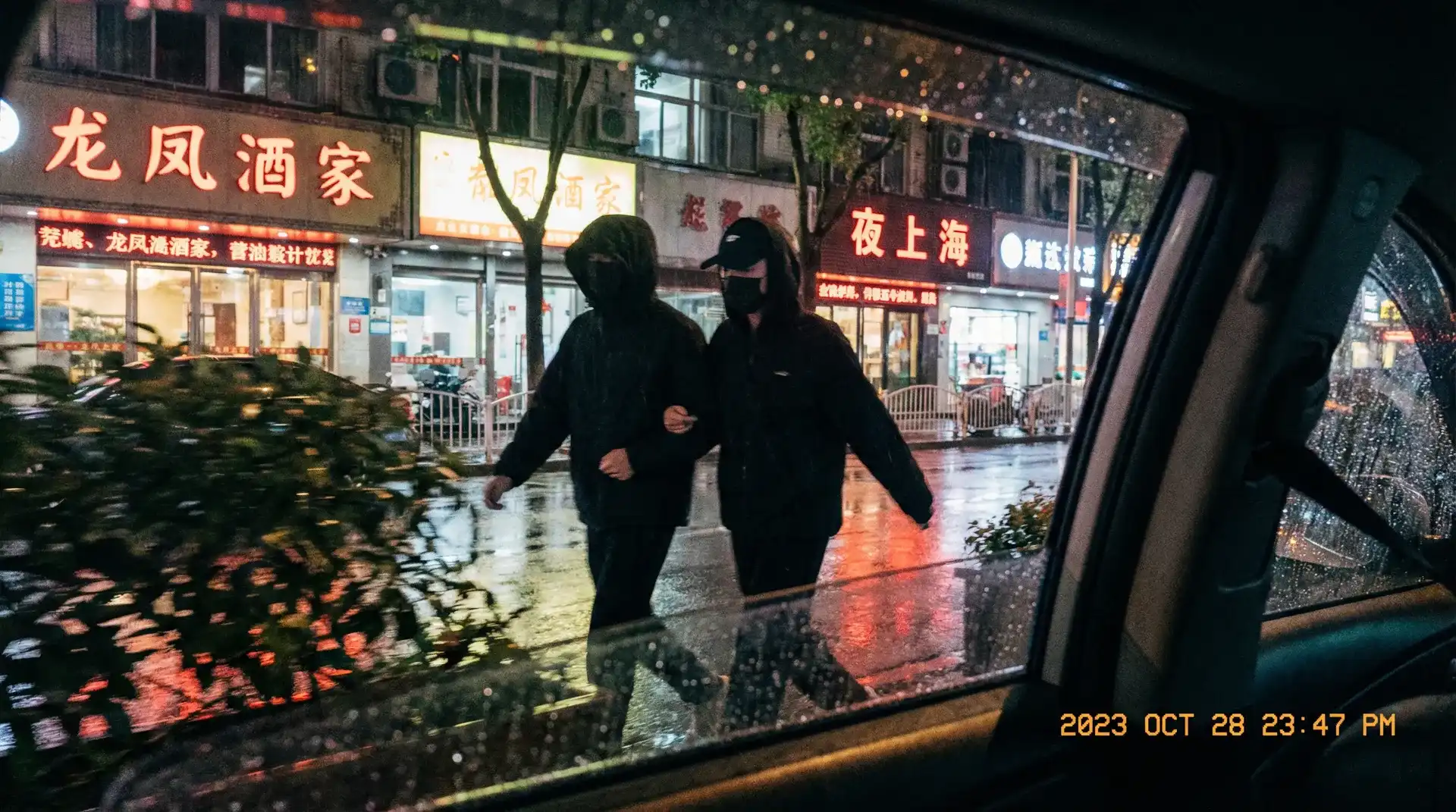 滚床单哔哩哔哩BILIBILI - 顶流明星深夜密会现场抓拍照片
